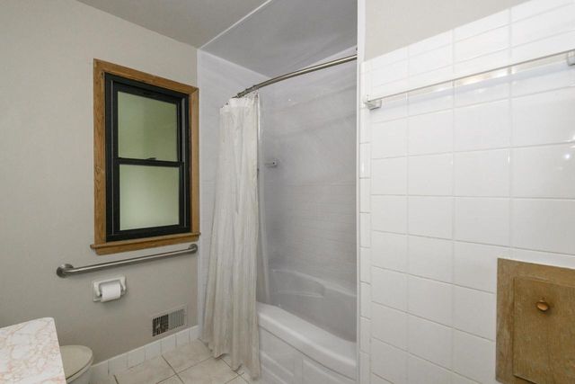 N10W23564 Robinhood COURT, Waukesha, WI 53188