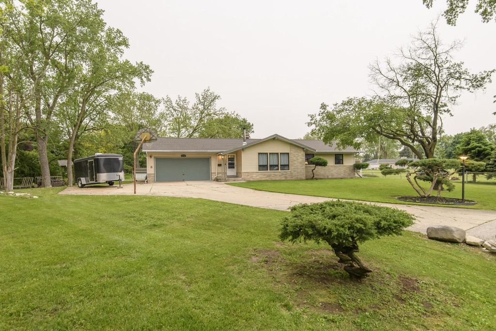 N10W23564 Robinhood COURT, Waukesha, WI 53188