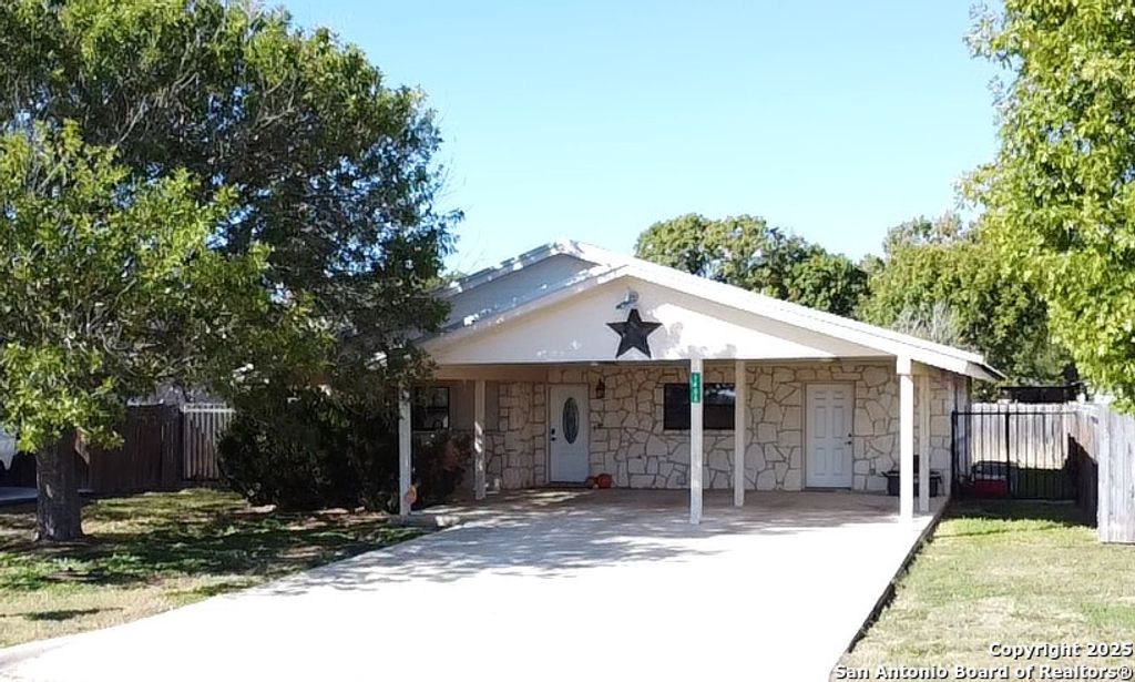 1408 33rd Street, Hondo, TX 78861