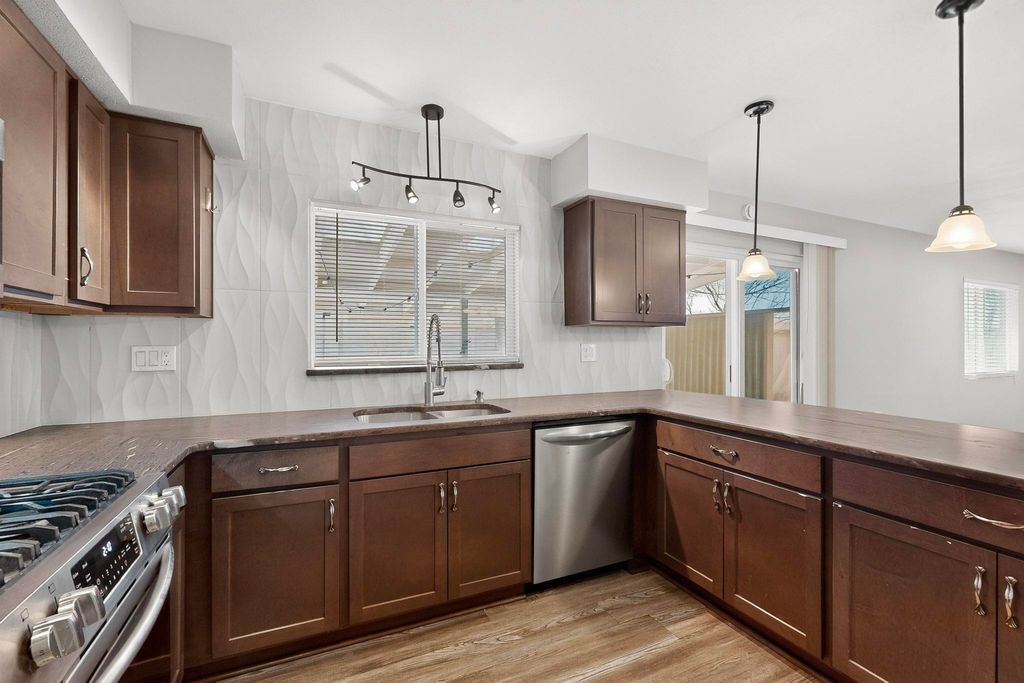 Image 9 of property listing at 3804 Big Bend Road NE, Albuquerque, NM 87111