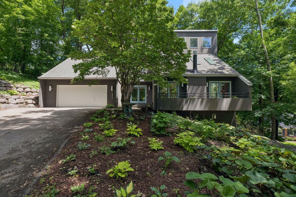 4827 Lamplighters Lane, Minnetonka, MN 55345