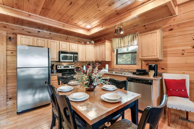 1910 Creek Overlook Way, Pigeon Forge, TN 37862