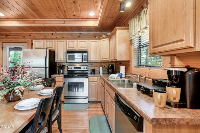 1910 Creek Overlook Way, Pigeon Forge, TN 37862