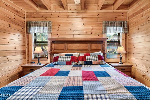 1910 Creek Overlook Way, Pigeon Forge, TN 37862