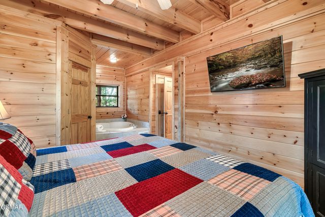 1910 Creek Overlook Way, Pigeon Forge, TN 37862