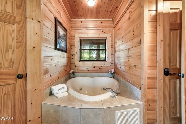 1910 Creek Overlook Way, Pigeon Forge, TN 37862