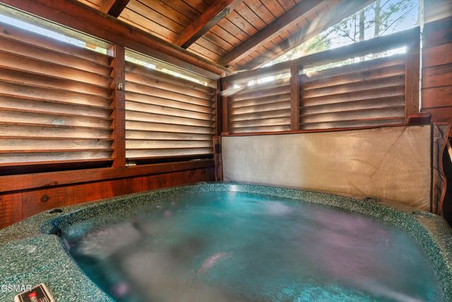 1910 Creek Overlook Way, Pigeon Forge, TN 37862