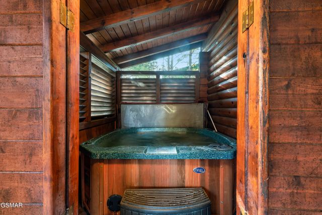 1910 Creek Overlook Way, Pigeon Forge, TN 37862