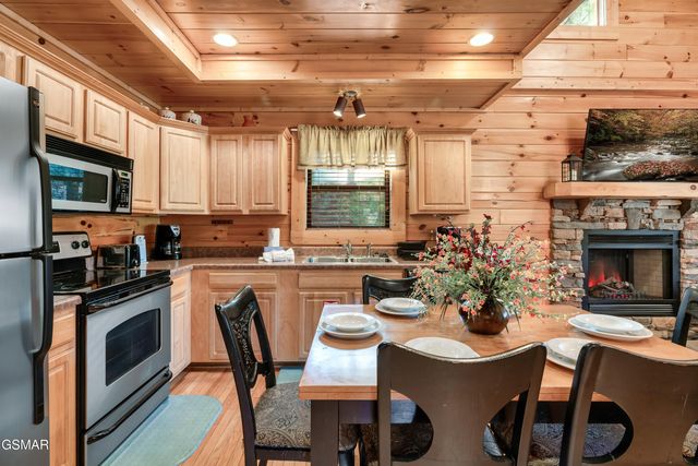 1910 Creek Overlook Way, Pigeon Forge, TN 37862