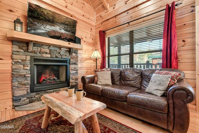 1910 Creek Overlook Way, Pigeon Forge, TN 37862