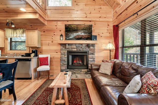 1910 Creek Overlook Way, Pigeon Forge, TN 37862