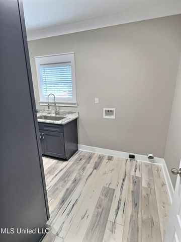 3529 Government Street, Ocean Springs, MS 39564