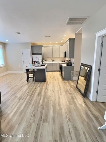 3529 Government Street, Ocean Springs, MS 39564