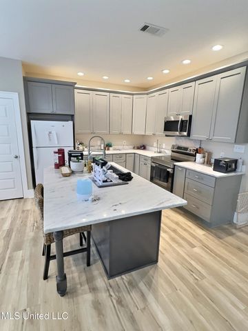 3529 Government Street, Ocean Springs, MS 39564