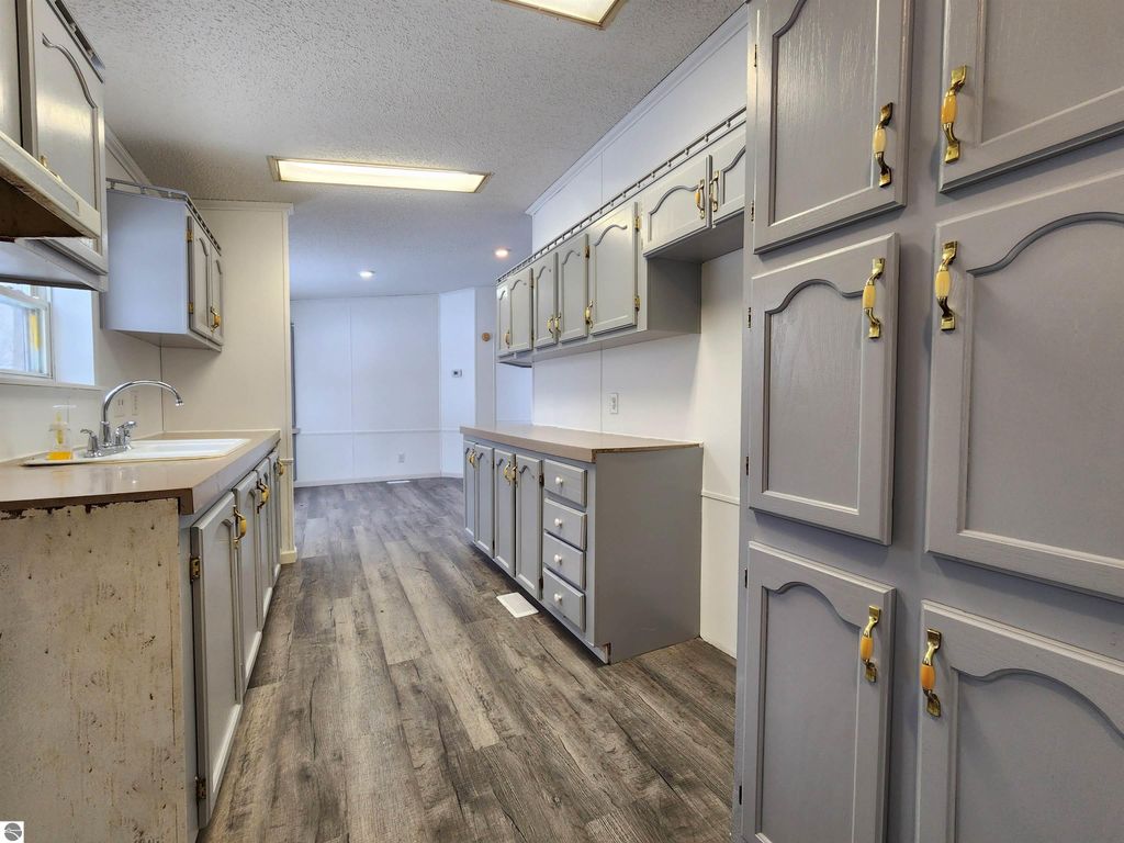 Image 10 of property listing at 2171 Betty Lane, Mt Pleasant, MI 48858