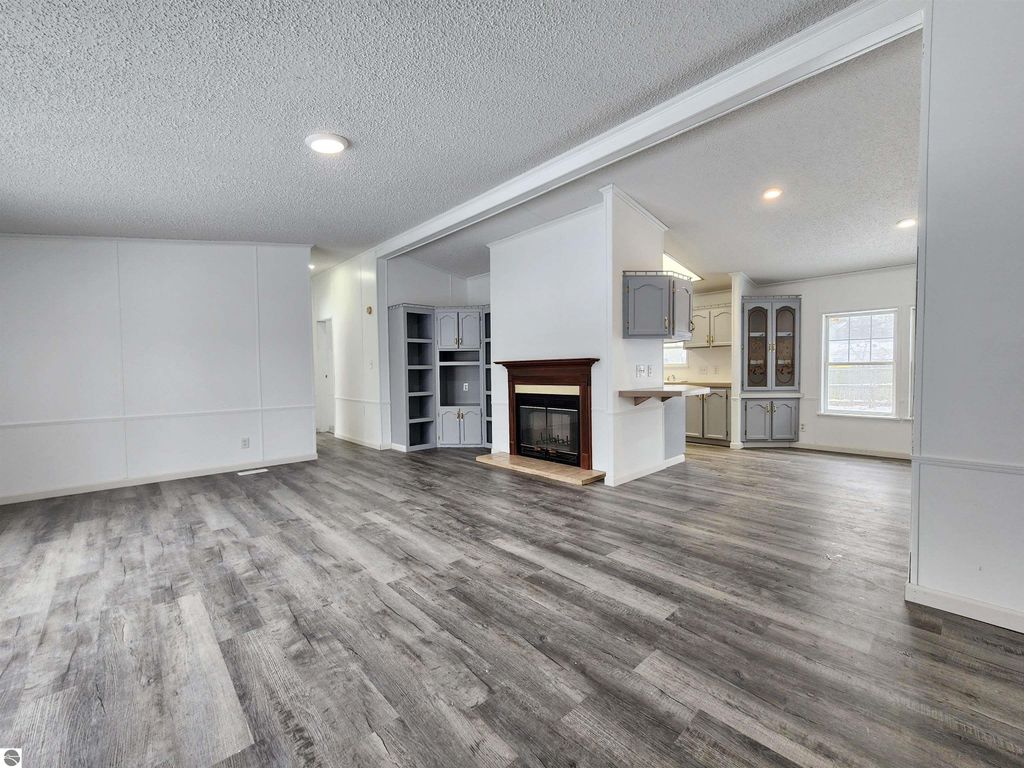 Image 4 of property listing at 2171 Betty Lane, Mt Pleasant, MI 48858