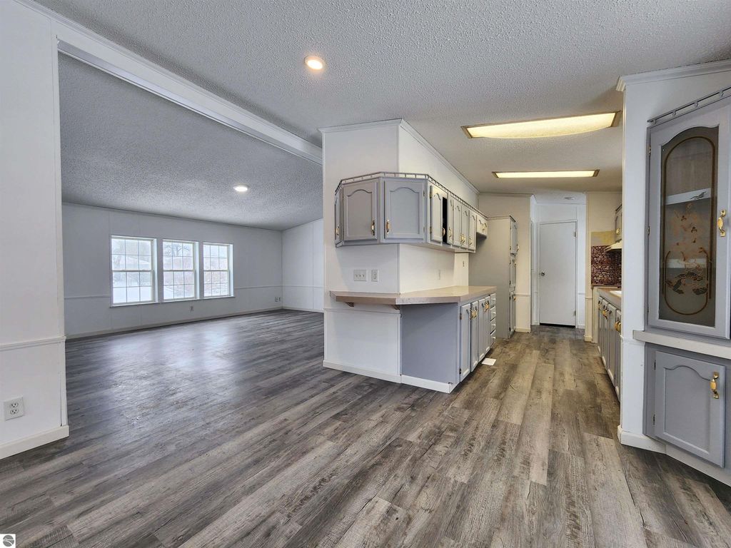 Image 7 of property listing at 2171 Betty Lane, Mt Pleasant, MI 48858