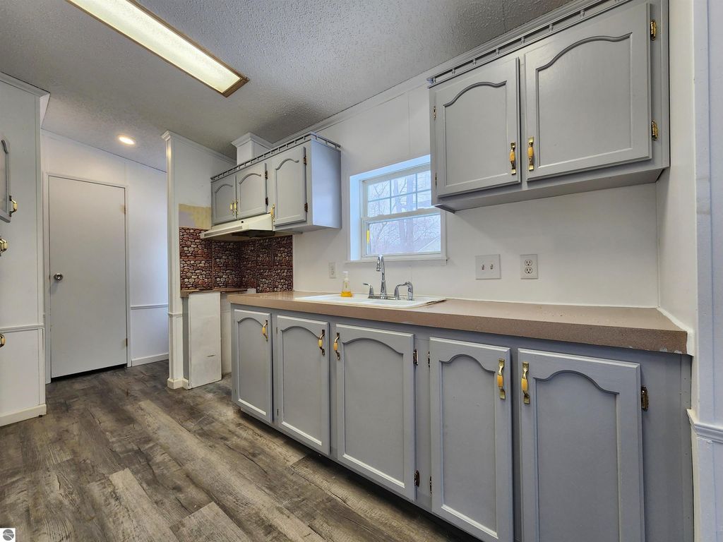 Image 9 of property listing at 2171 Betty Lane, Mt Pleasant, MI 48858