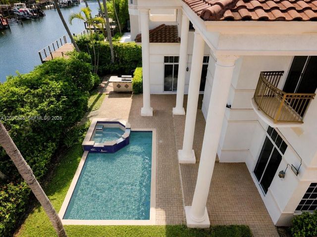 996 Sanibel Dr, Hollywood, FL 33019