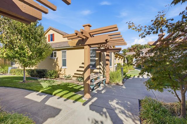 1048 Cabris Ln, Roseville, CA 95747