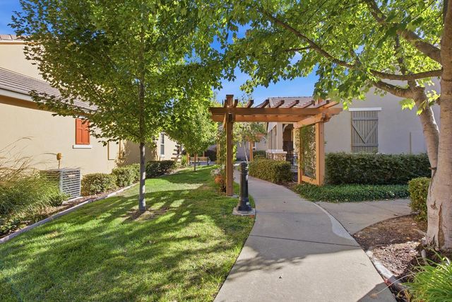 1048 Cabris Ln, Roseville, CA 95747