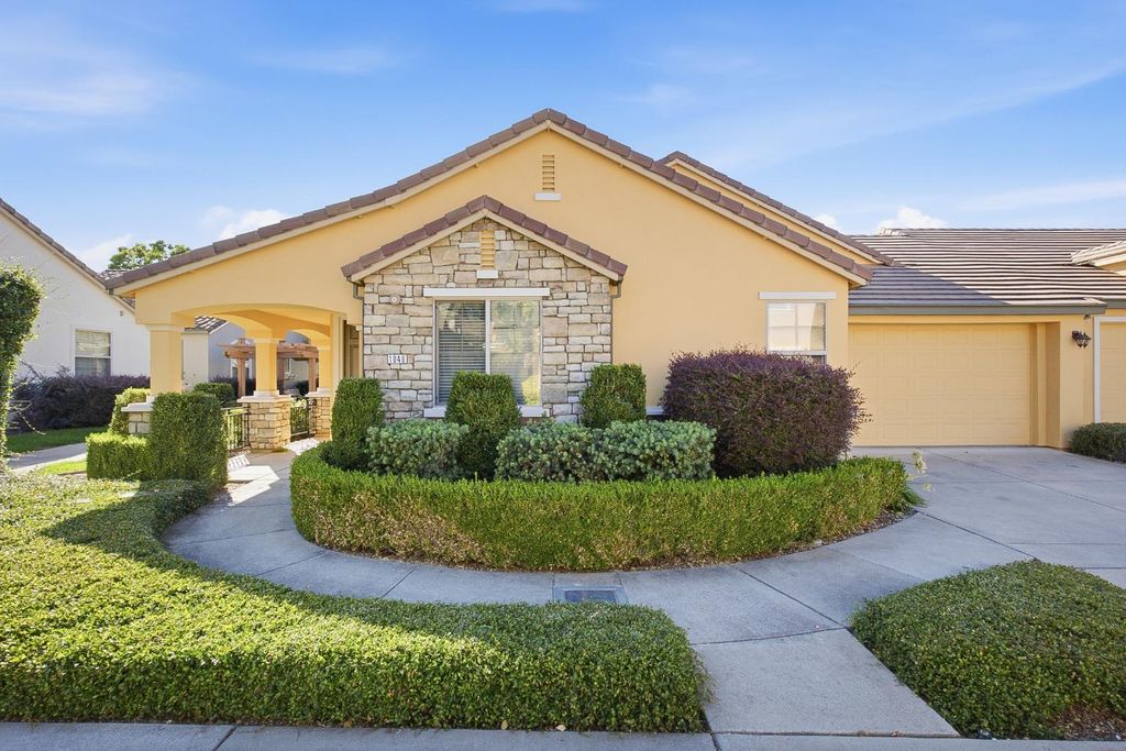 1048 Cabris Ln, Roseville, CA 95747