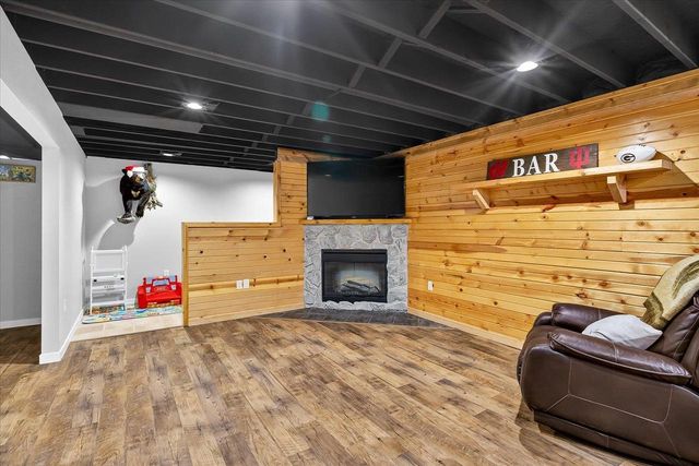 690 French Court, Oregon, WI 53575