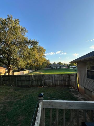 2616 South Jonathan Avenue, Springfield, MO 65807