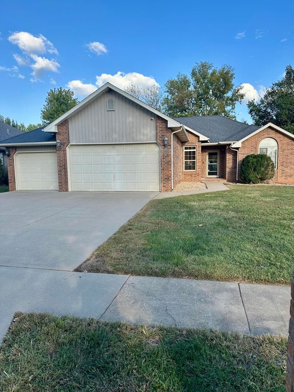 2616 South Jonathan Avenue, Springfield, MO 65807