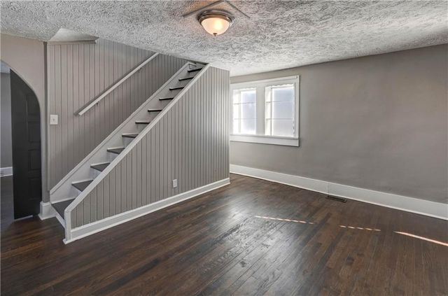 4859 NW Waukomis Drive, Northmoor, MO 64151