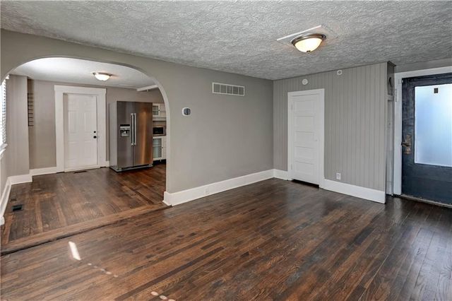 4859 NW Waukomis Drive, Northmoor, MO 64151