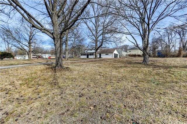 4859 NW Waukomis Drive, Northmoor, MO 64151