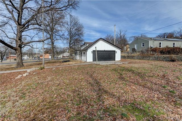 4859 NW Waukomis Drive, Northmoor, MO 64151