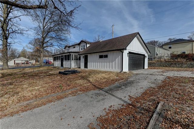 4859 NW Waukomis Drive, Northmoor, MO 64151