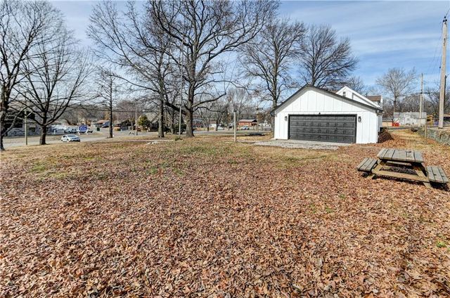 4859 NW Waukomis Drive, Northmoor, MO 64151