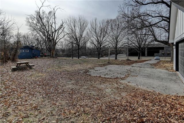 4859 NW Waukomis Drive, Northmoor, MO 64151