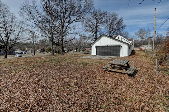 4859 NW Waukomis Drive, Northmoor, MO 64151