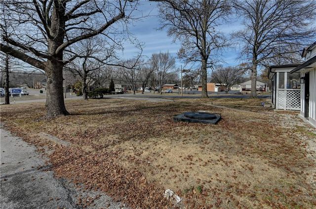 4859 NW Waukomis Drive, Northmoor, MO 64151