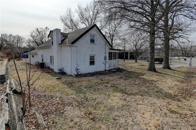 4859 NW Waukomis Drive, Northmoor, MO 64151