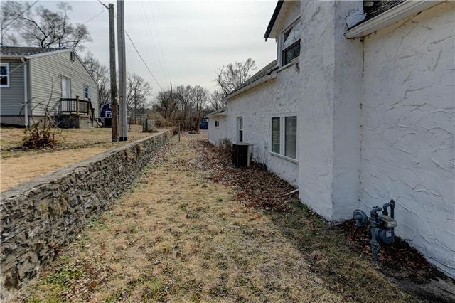 4859 NW Waukomis Drive, Northmoor, MO 64151