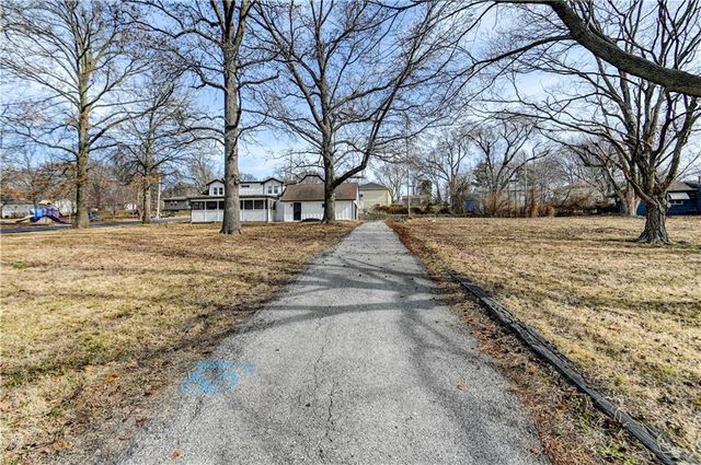 4859 NW Waukomis Drive, Northmoor, MO 64151