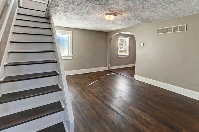 4859 NW Waukomis Drive, Northmoor, MO 64151