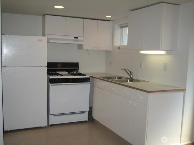 2219 Rockefeller Ave, Everett, WA 98201