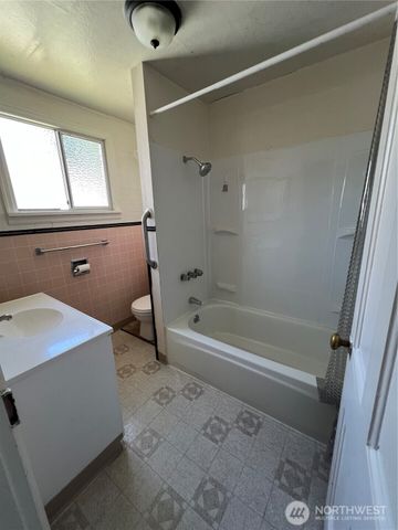 2219 Rockefeller Ave, Everett, WA 98201