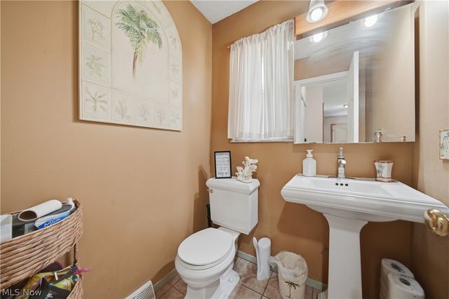 1038 Hampton Drive, Macedonia, OH 44056