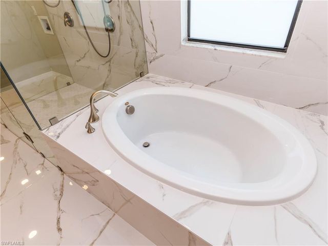 1588 Vizcaya LN, Naples, FL 34113