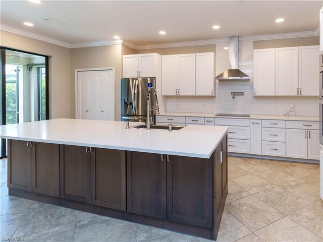 1588 Vizcaya LN, Naples, FL 34113