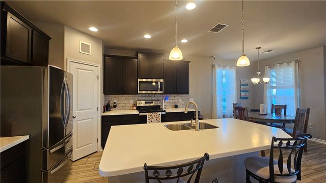 1051 Ocean Breeze St, Portland, TX 78374