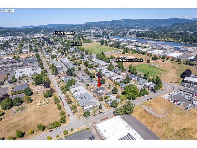 823 8TH Ave, Longview, WA 98632