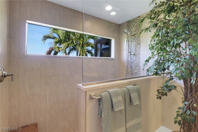 1466 Vintage LN, Naples, FL 34104